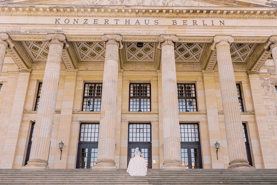 Braut auf der Treppe des Konzerthaus