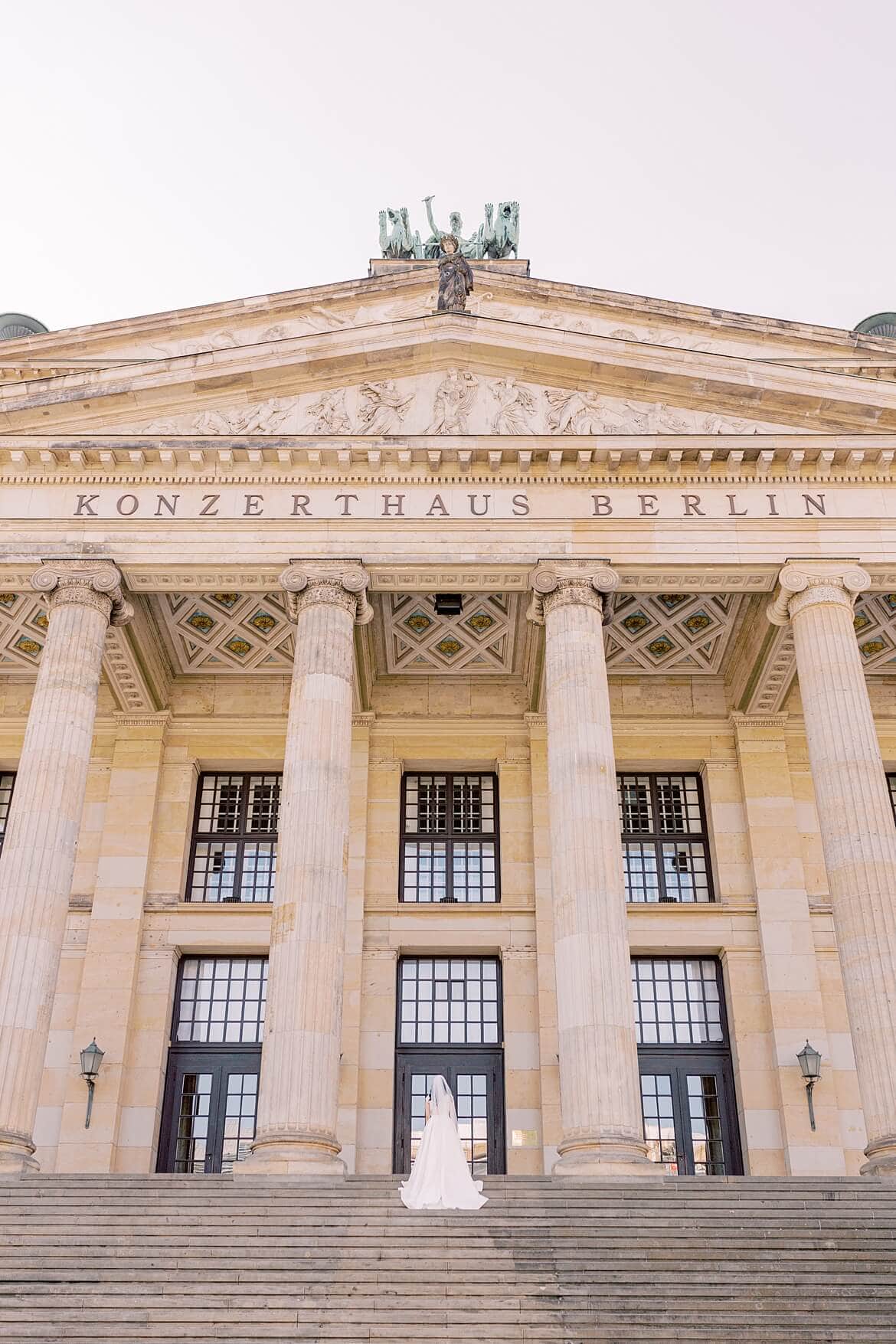 Braut auf der Treppe vom Konzerthaus