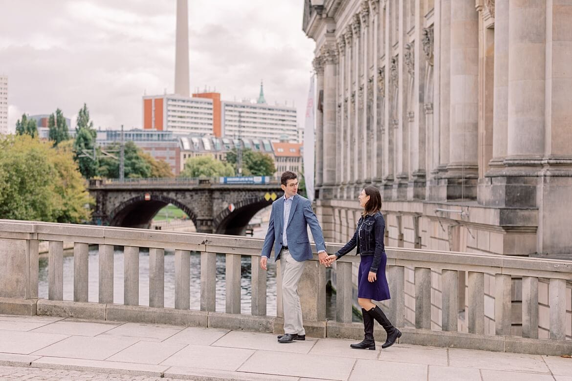 Paar spaziert über Brücke in Berlin