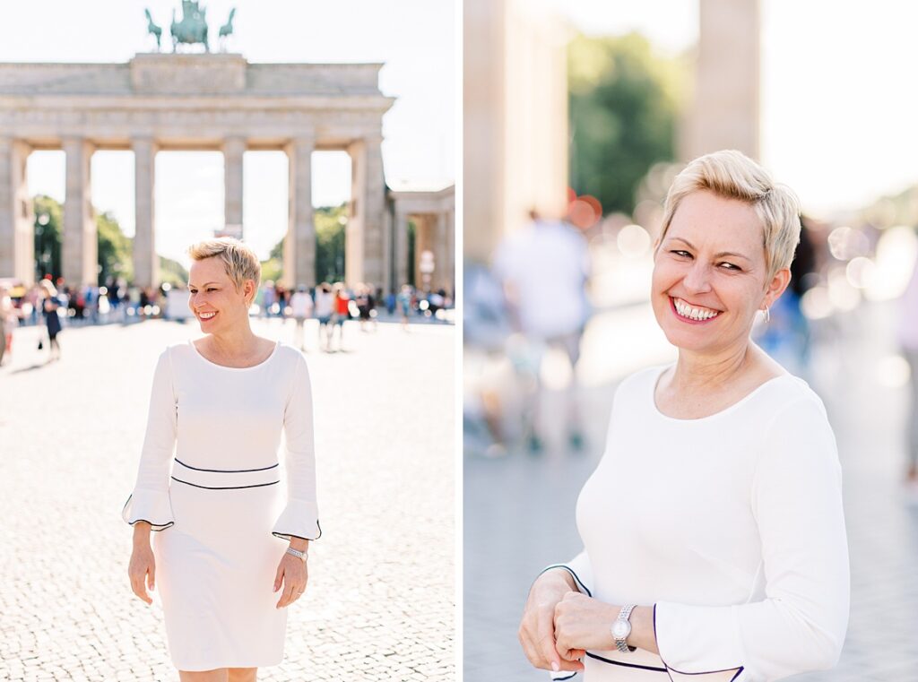 Blonde Frau im weißen Kleid vor dem Brandenburger Tor