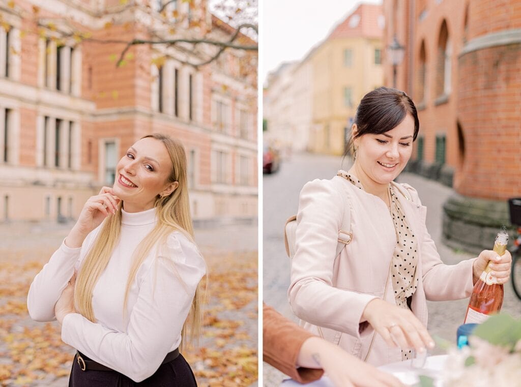 Eine blonde und eine brünette Frau im Herbst