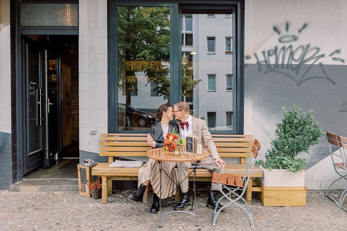 Brautpaar vor einer Berliner Bar