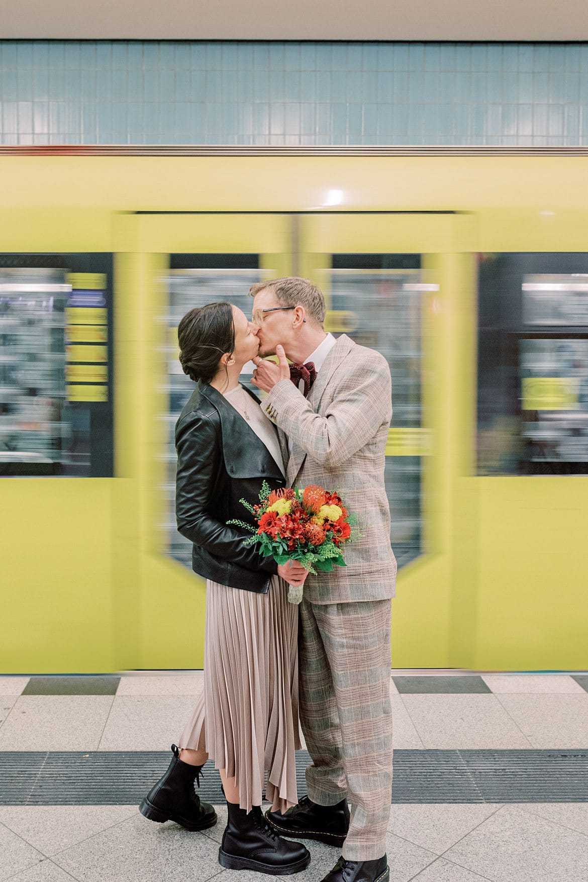 Brautpaar vor einer fahrenden U-Bahn