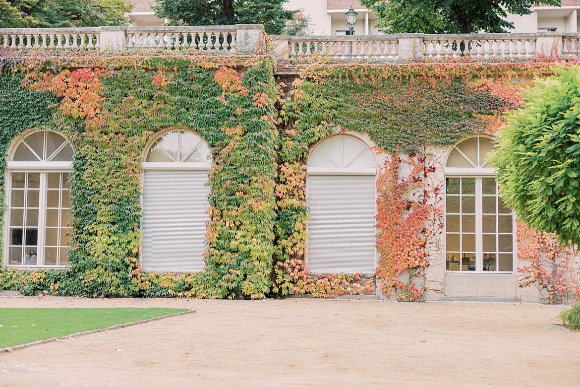 Herbstfarben am Gebäude