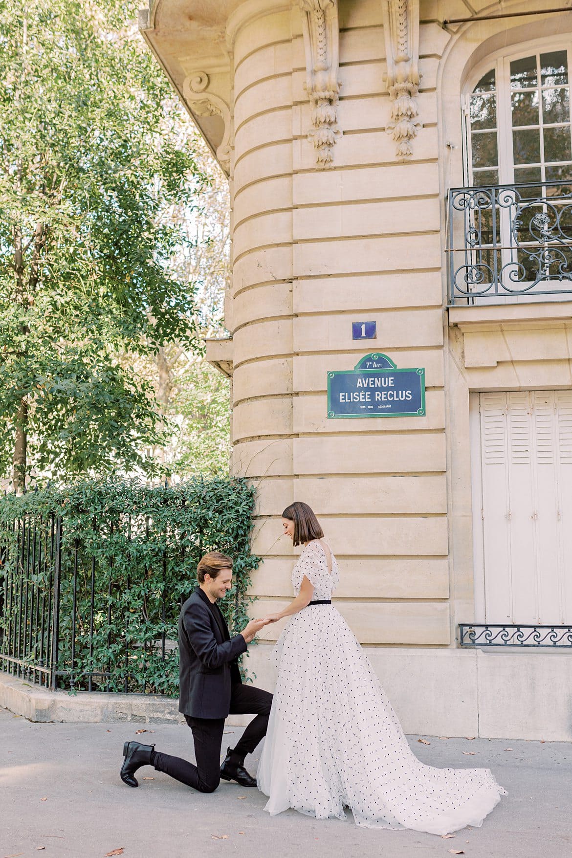 Paar verlobt sich an einer Straßenecke in Paris