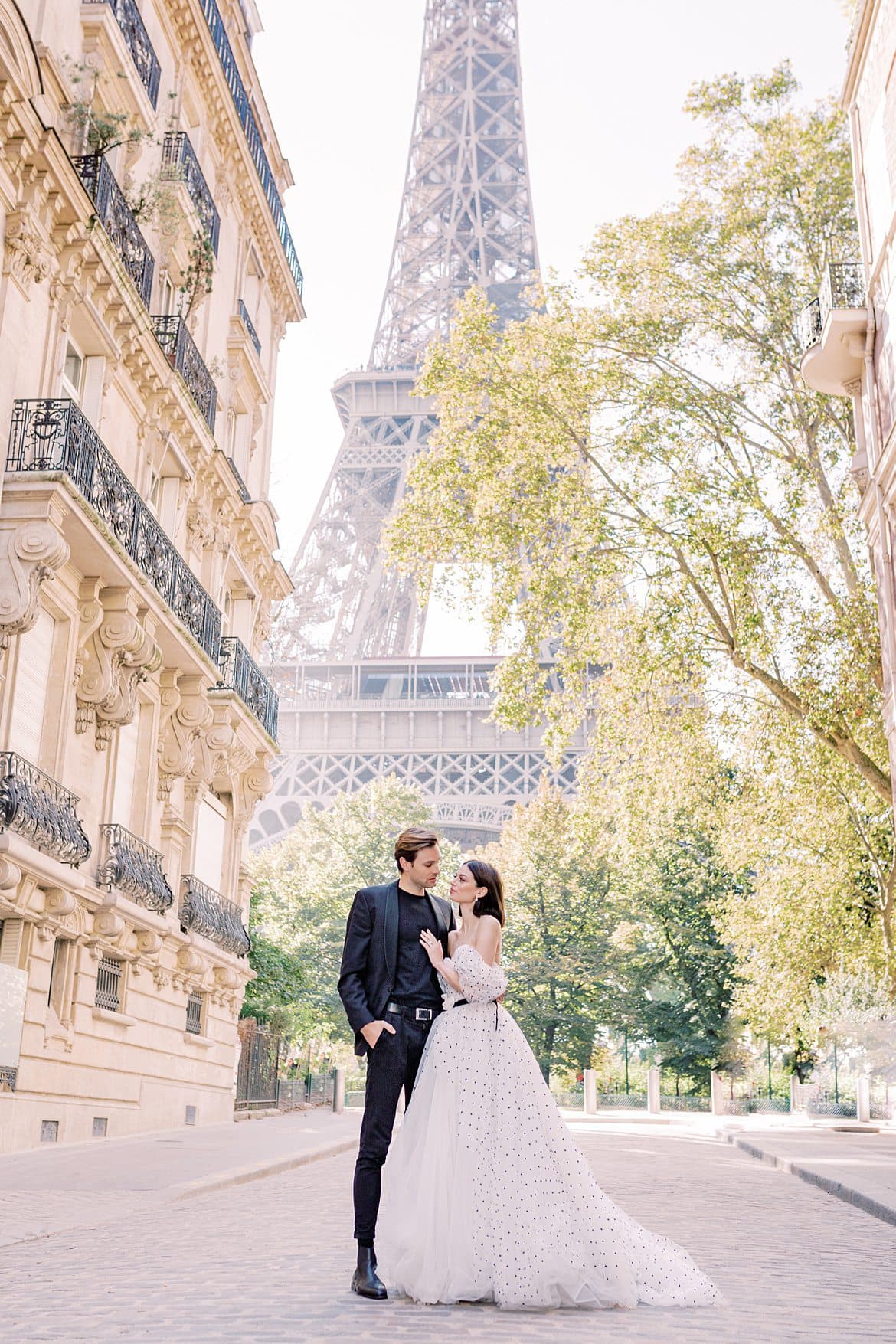 Verlobtes Paar unter dem Eiffelturm in Paris