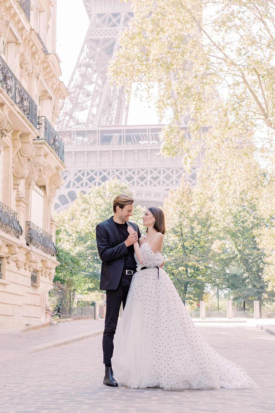 Verlobtes Paar unter dem Eiffelturm in Paris