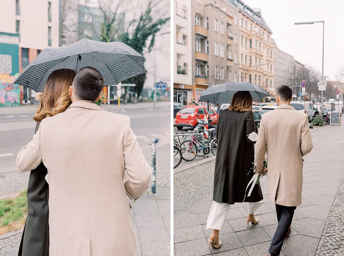 Hochzeitspaar unterm Regenschirm