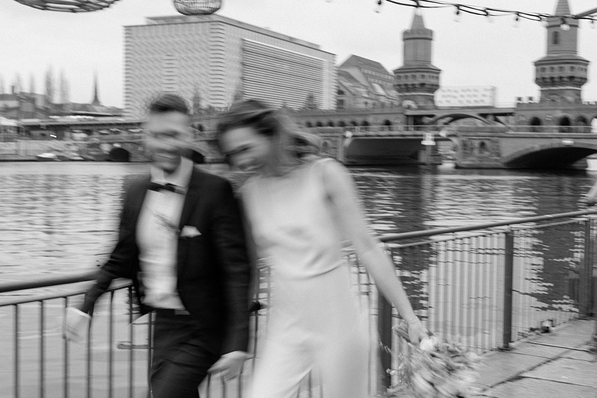 Hochzeitspaar an der Spree vor der Oberbaumbrücke