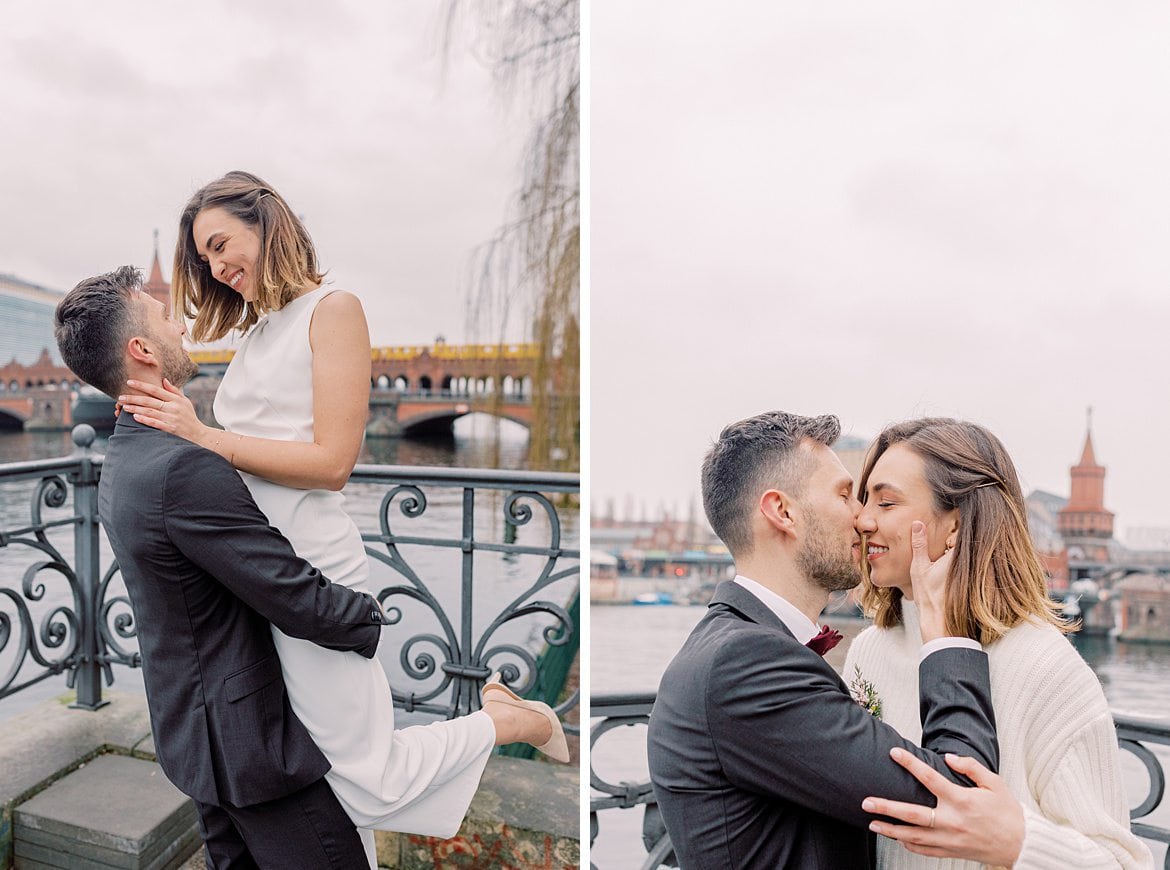 Hochzeitspaar an der Spree vor der Oberbaumbrücke