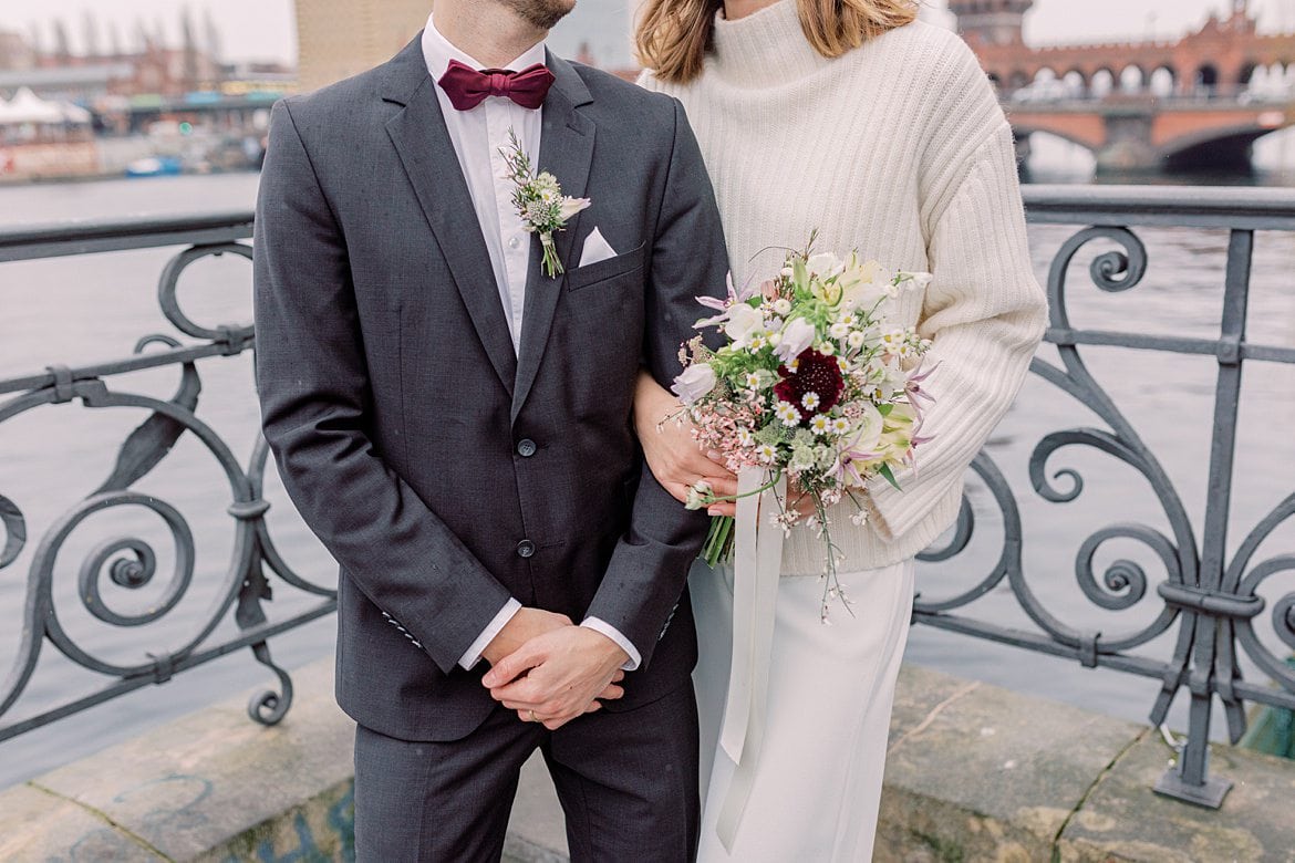 Hochzeitspaar an der Spree vor der Oberbaumbrücke