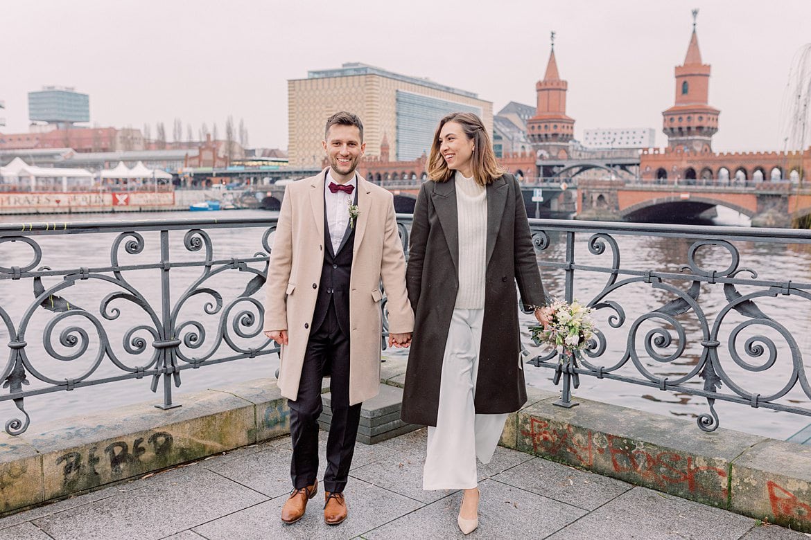 Hochzeitspaar an der Spree vor der Oberbaumbrücke