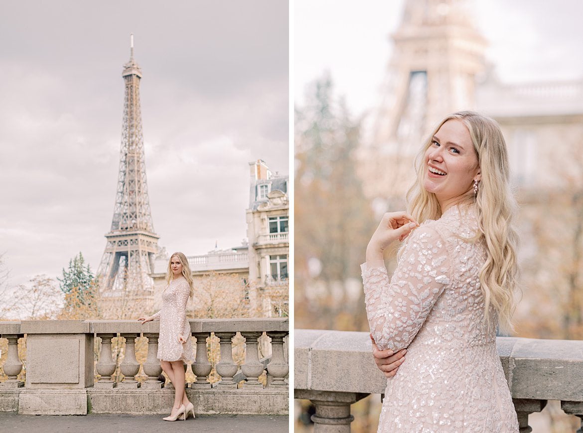 Blonde Frau vor dem Eiffelturm in Paris