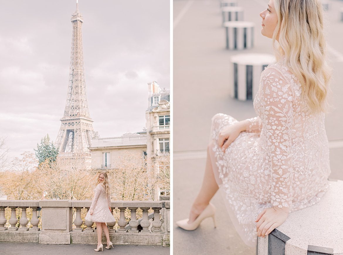 Blonde Frau vor dem Eiffelturm in Paris