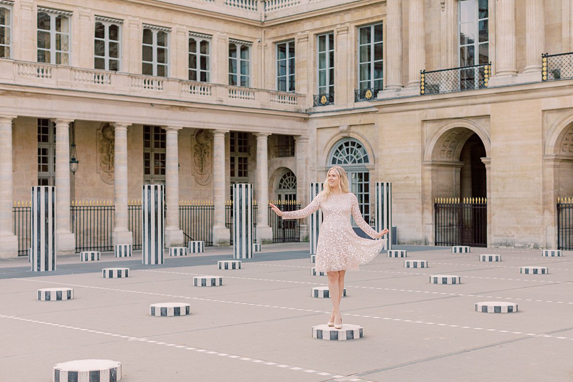 Blonde Frau beim Palais Royal Paris