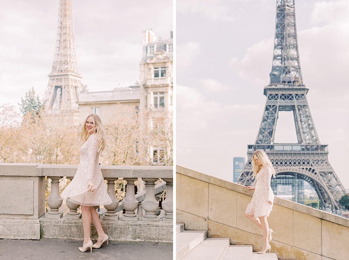 Blonde Frau vor dem Eiffelturm in Paris