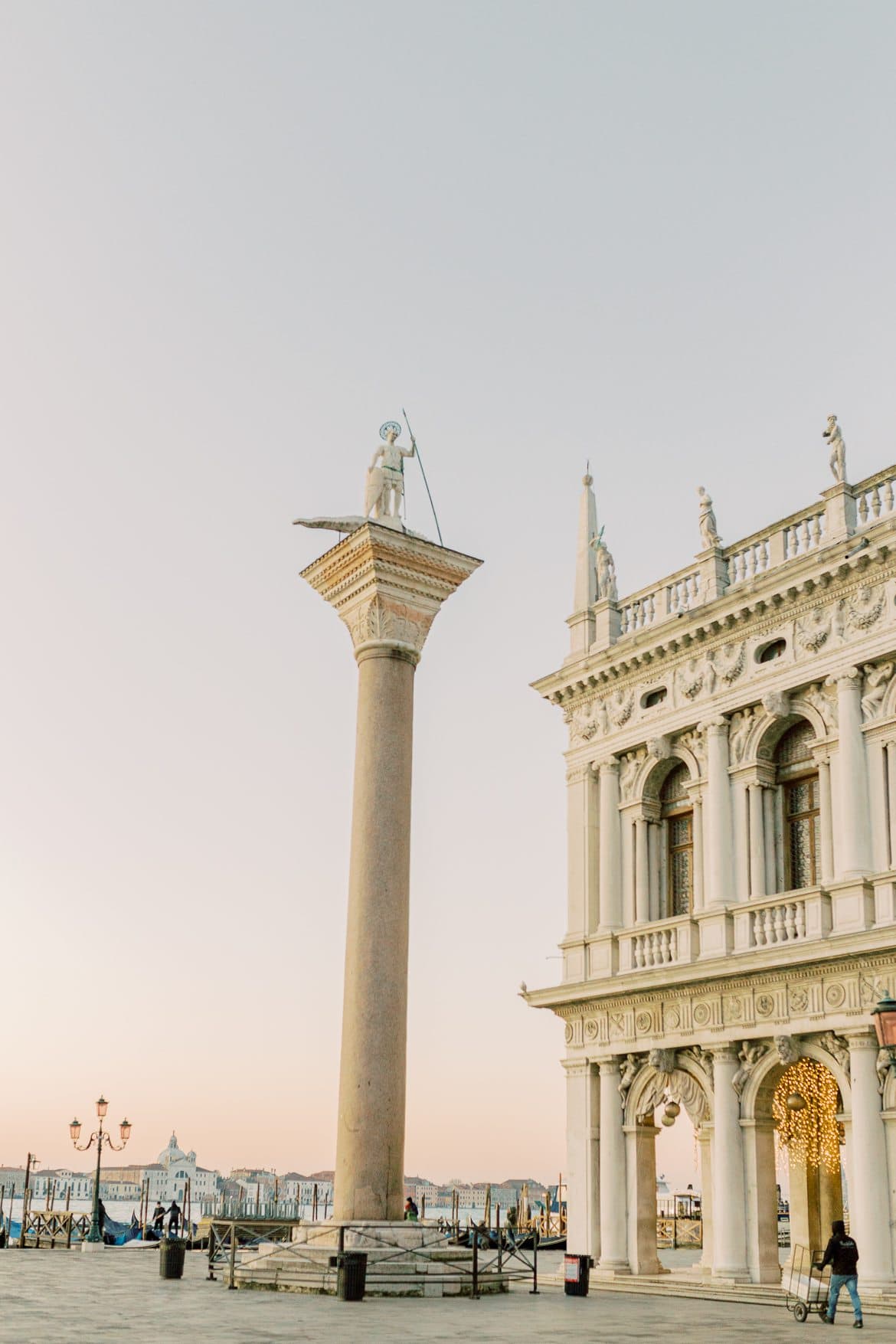 Säule auf dem Markusplatz in Venedig, Italien