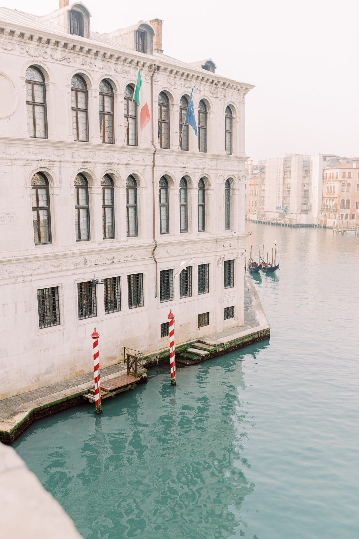 Ein Haus direkt an der Rialto Brücke in Venedig