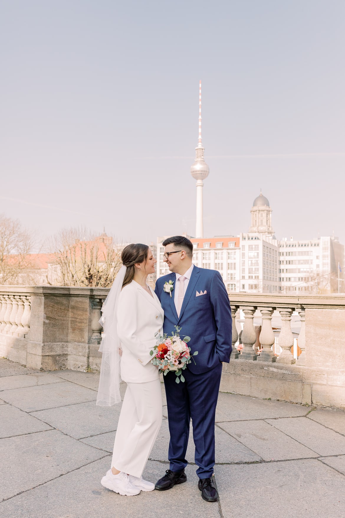 Brautpaar in Berlin Mitte mit dem Fernsehturm im Hintergrund