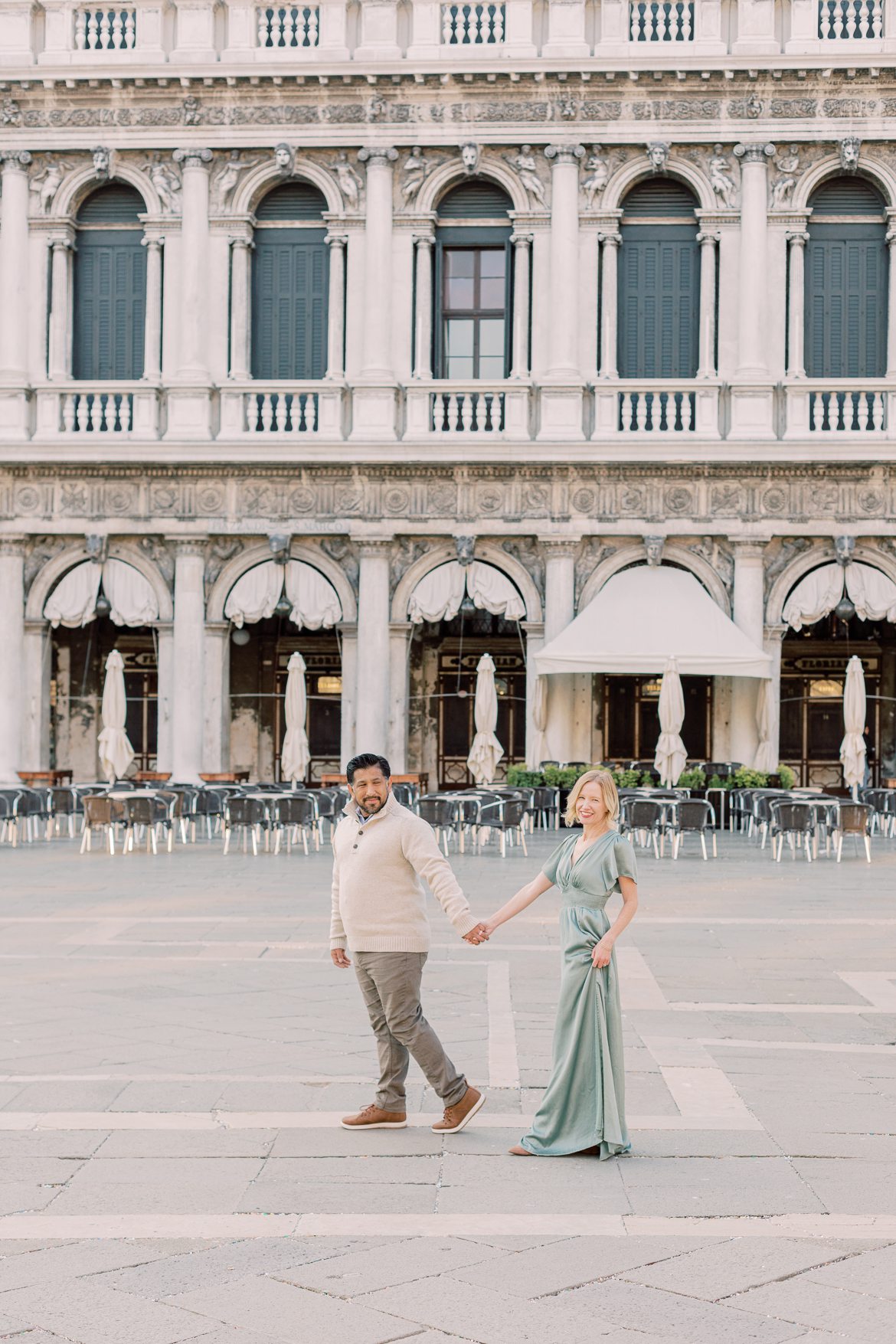 Paar auf dem Markusplatz in Venedig, Italien