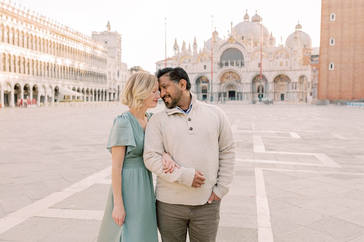 Paar auf dem Markusplatz in Venedig, Italien