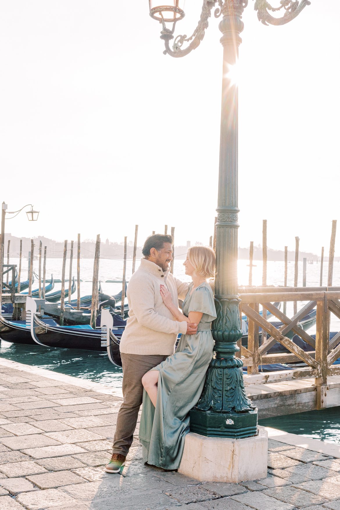 Paar steht bei den Gondeln in Venedig, Italien