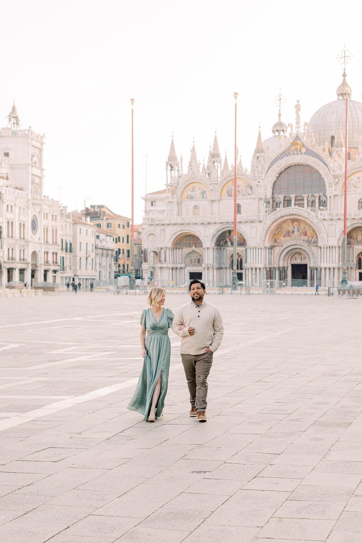 Paar auf dem Markusplatz in Venedig, Italien