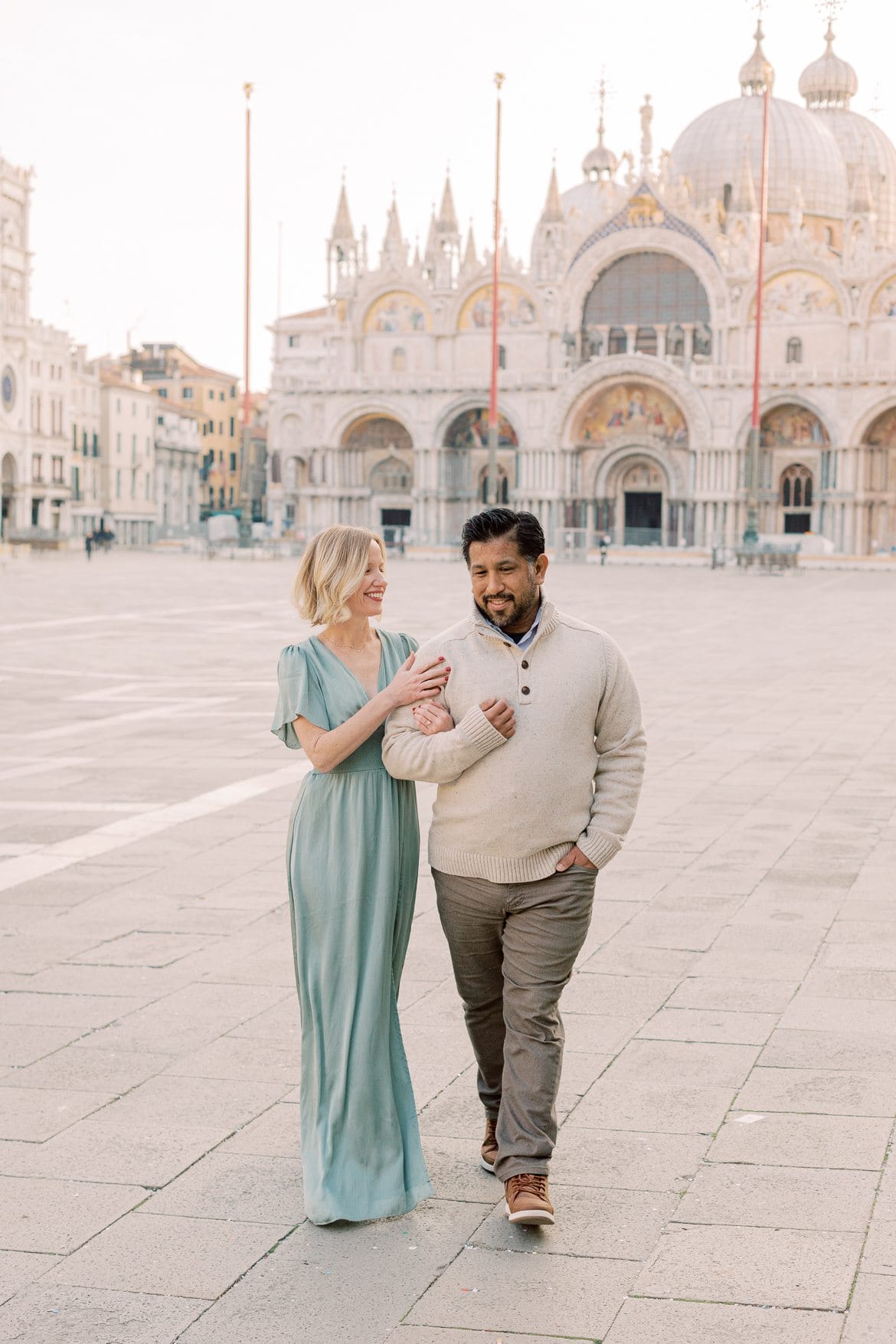 Paar auf dem Markusplatz in Venedig, Italien