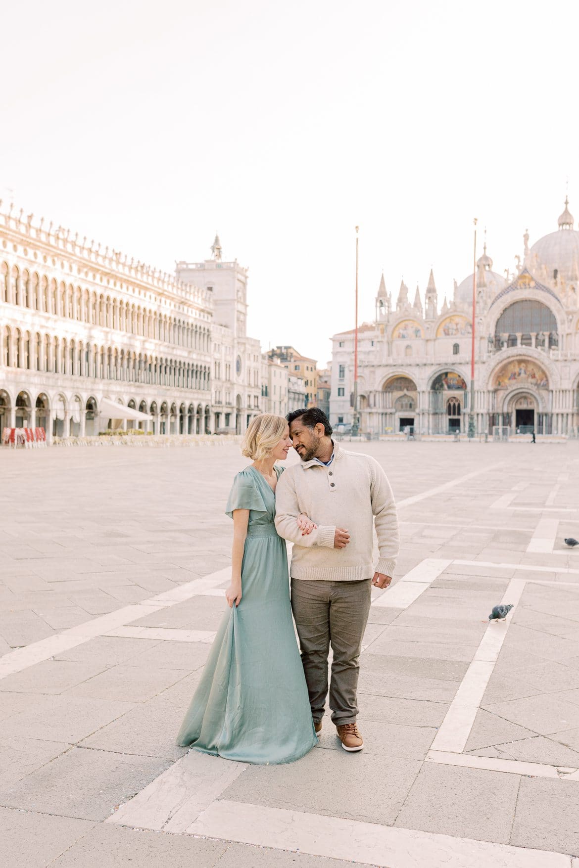 Paar auf dem Markusplatz in Venedig, Italien