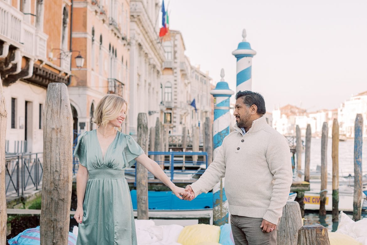 Paar beim Canale Grande in Venedig, Italien