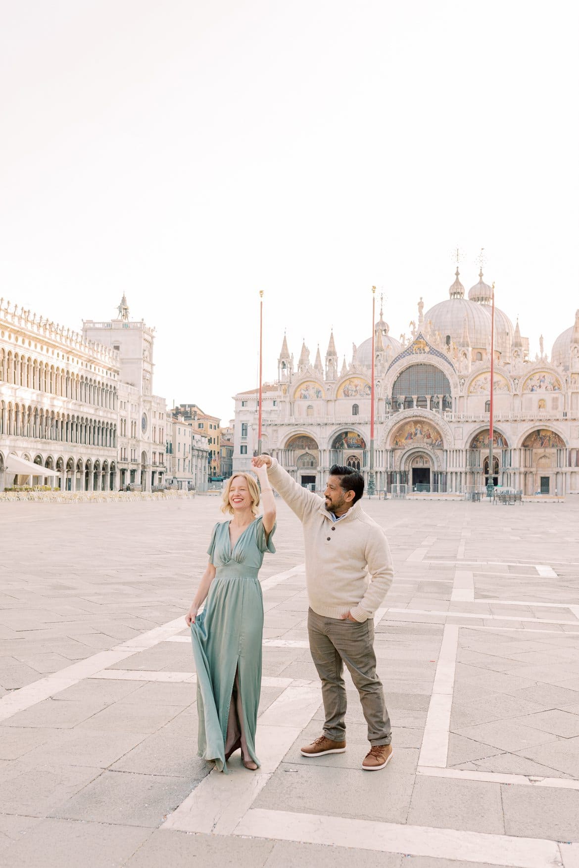 Paar tanzt auf dem Markusplatz in Venedig, Italien