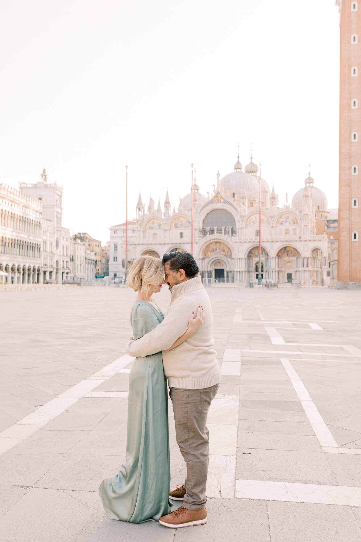 Paar auf dem Markusplatz in Venedig, Italien