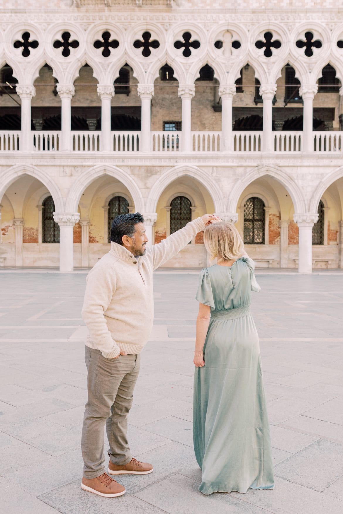 Paar tanzt vor dem Dogenpalast in Venedig, Italien