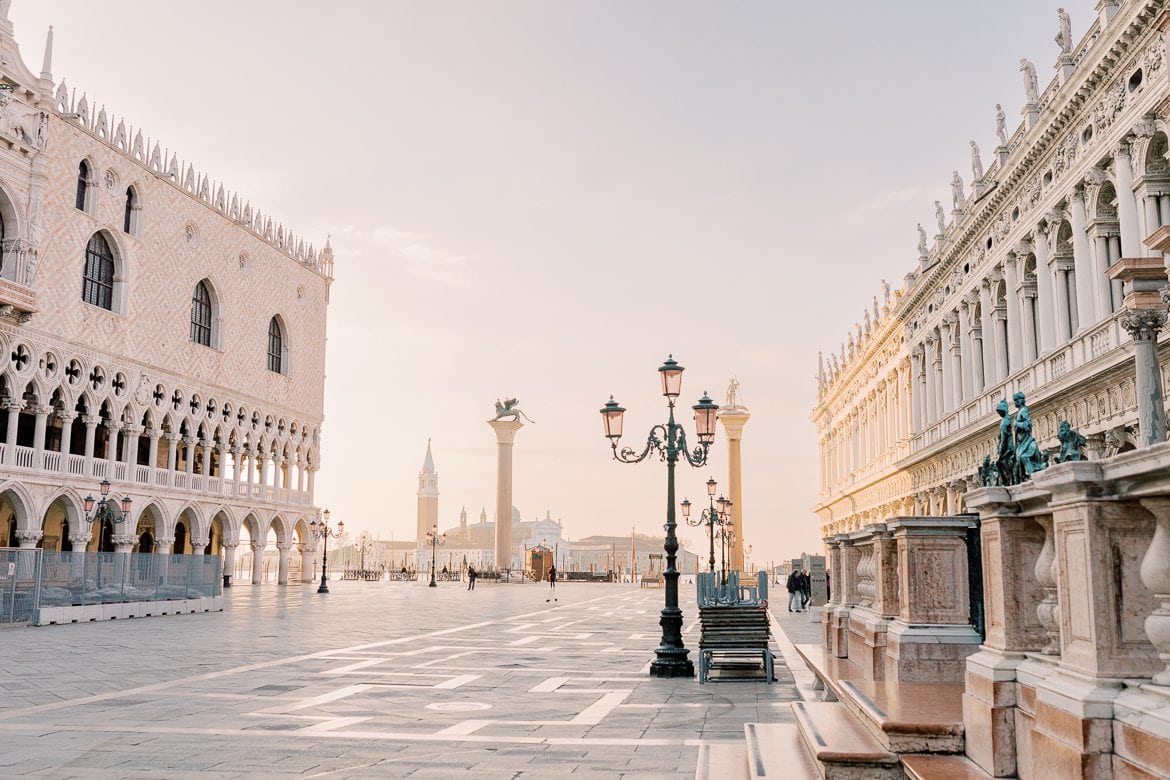 Markusplatz in Venedig, Italien zum Sonnenaufgang