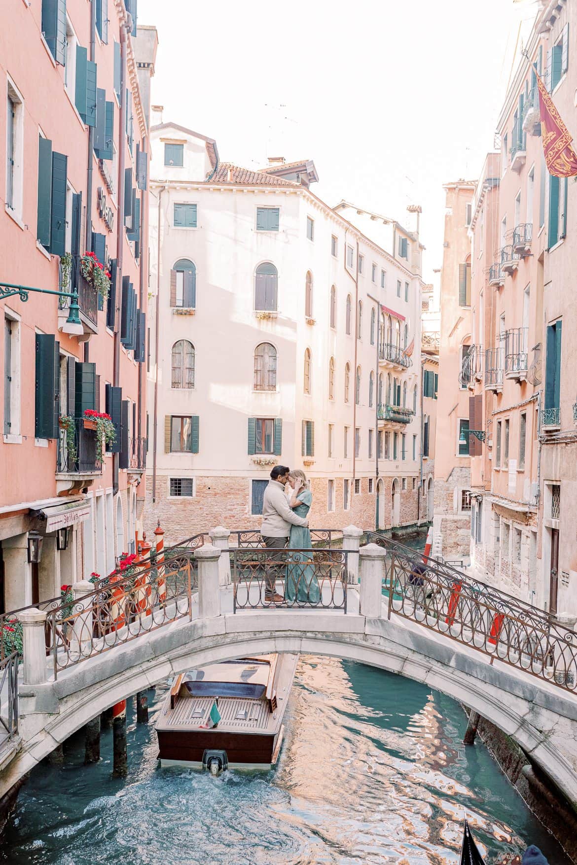 Paar in den Gassen von Venedig, Italien