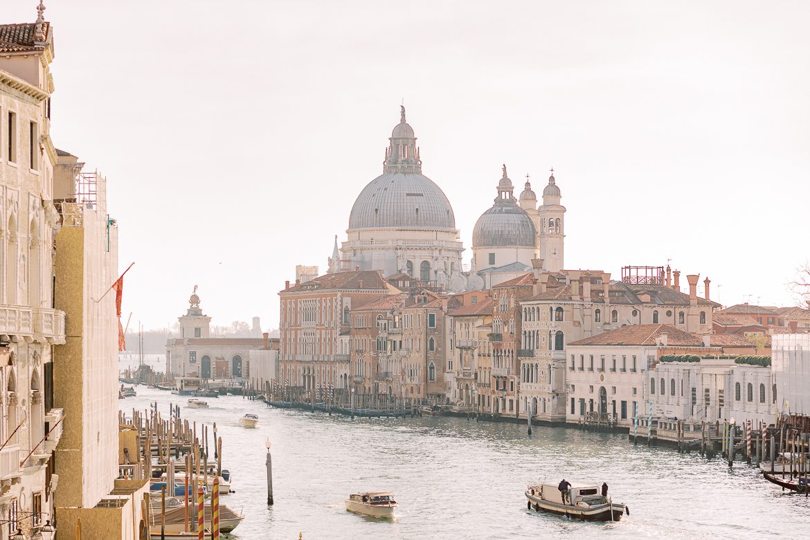 Blick auf die Basilika von der Ponte Dell'Accademia in Venedig, Italien