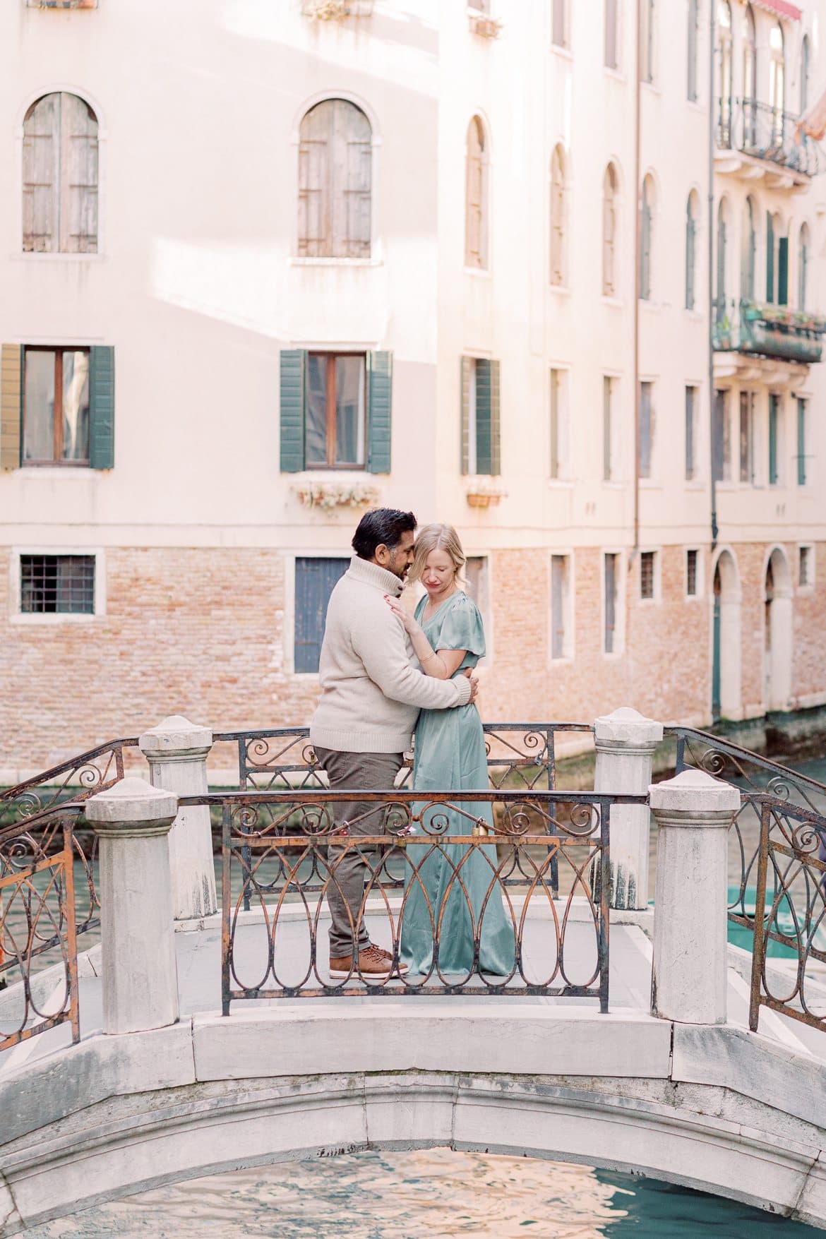 Paar steht auf einer Brücke in Venedig, Italien