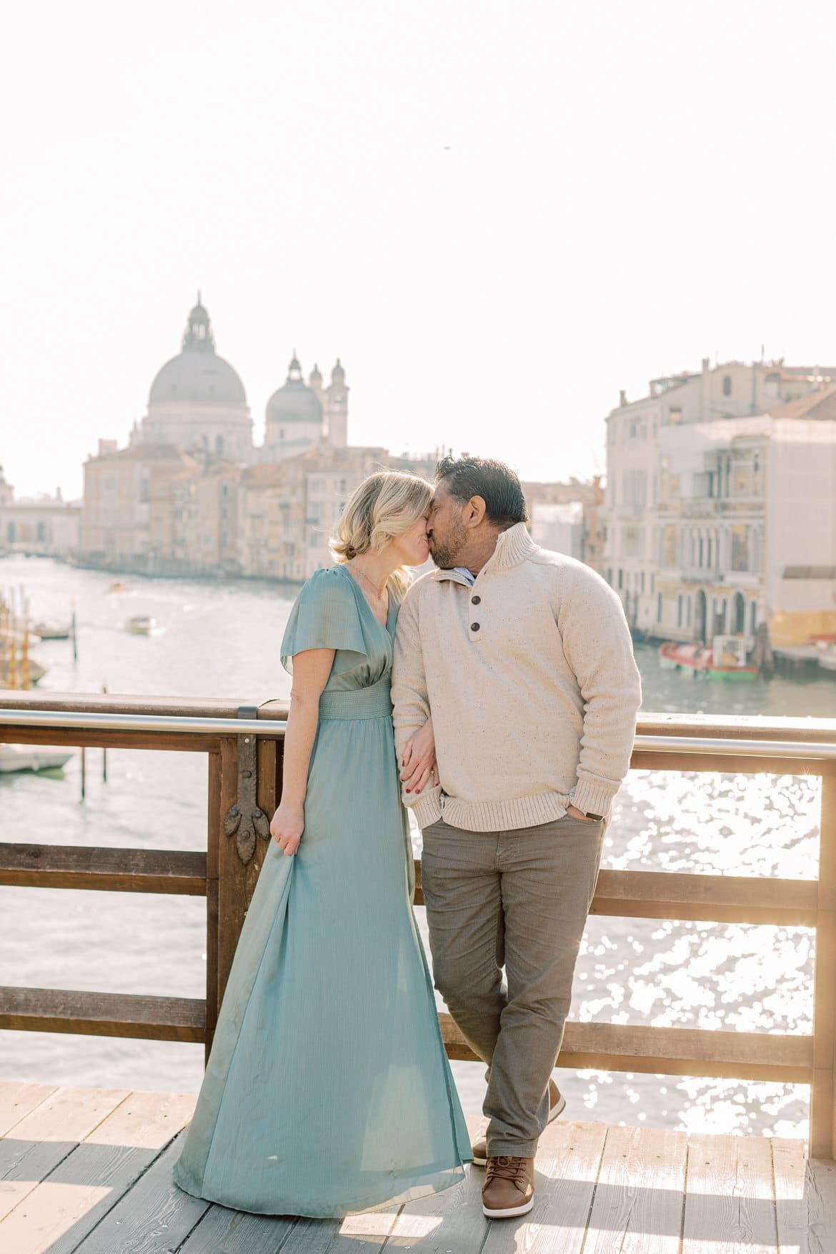 Paar auf der Ponte Dell'Accademia in Venedig, Italien