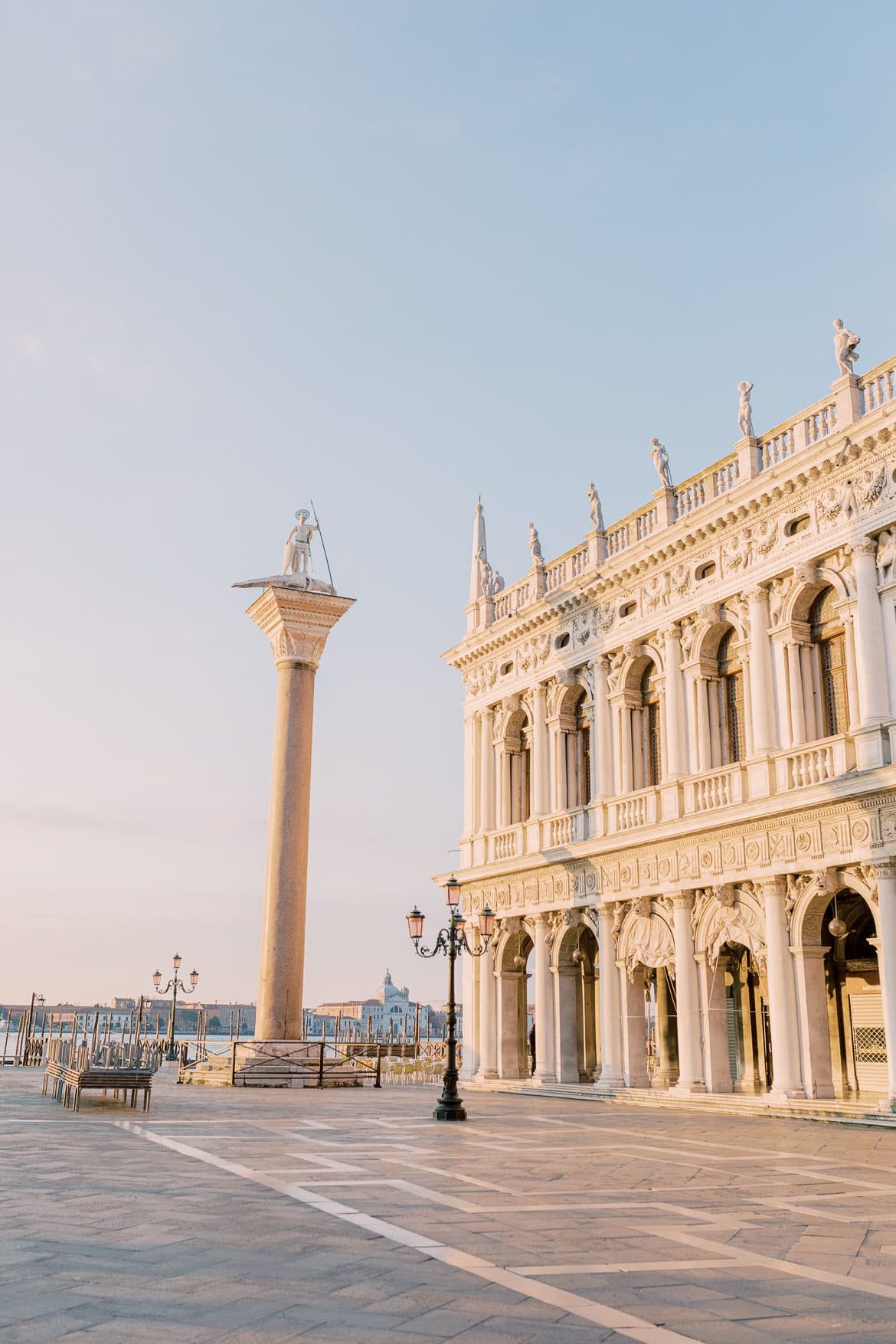 Markusplatz in Venedig, Italien zum Sonnenaufgang