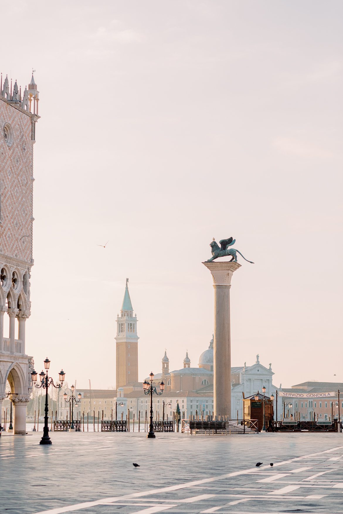 Markusplatz in Venedig, Italien zum Sonnenaufgang