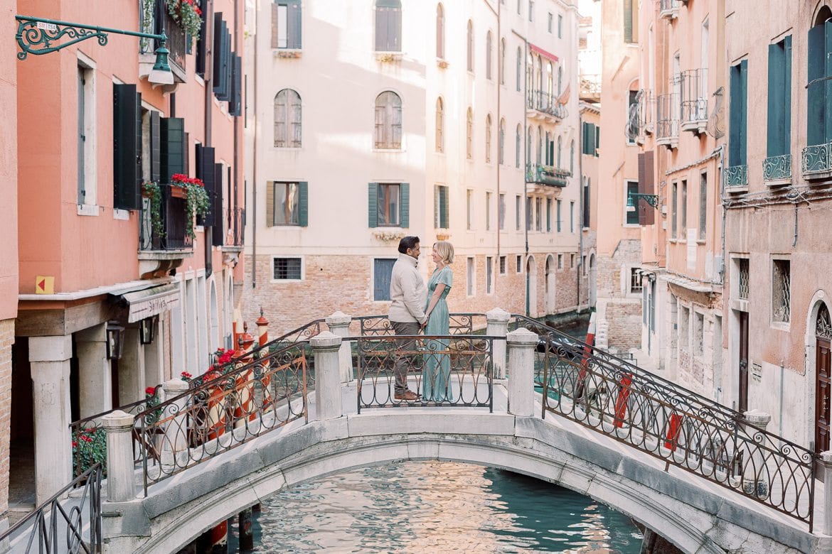 Ein Paar auf einer Brücke in Venedig