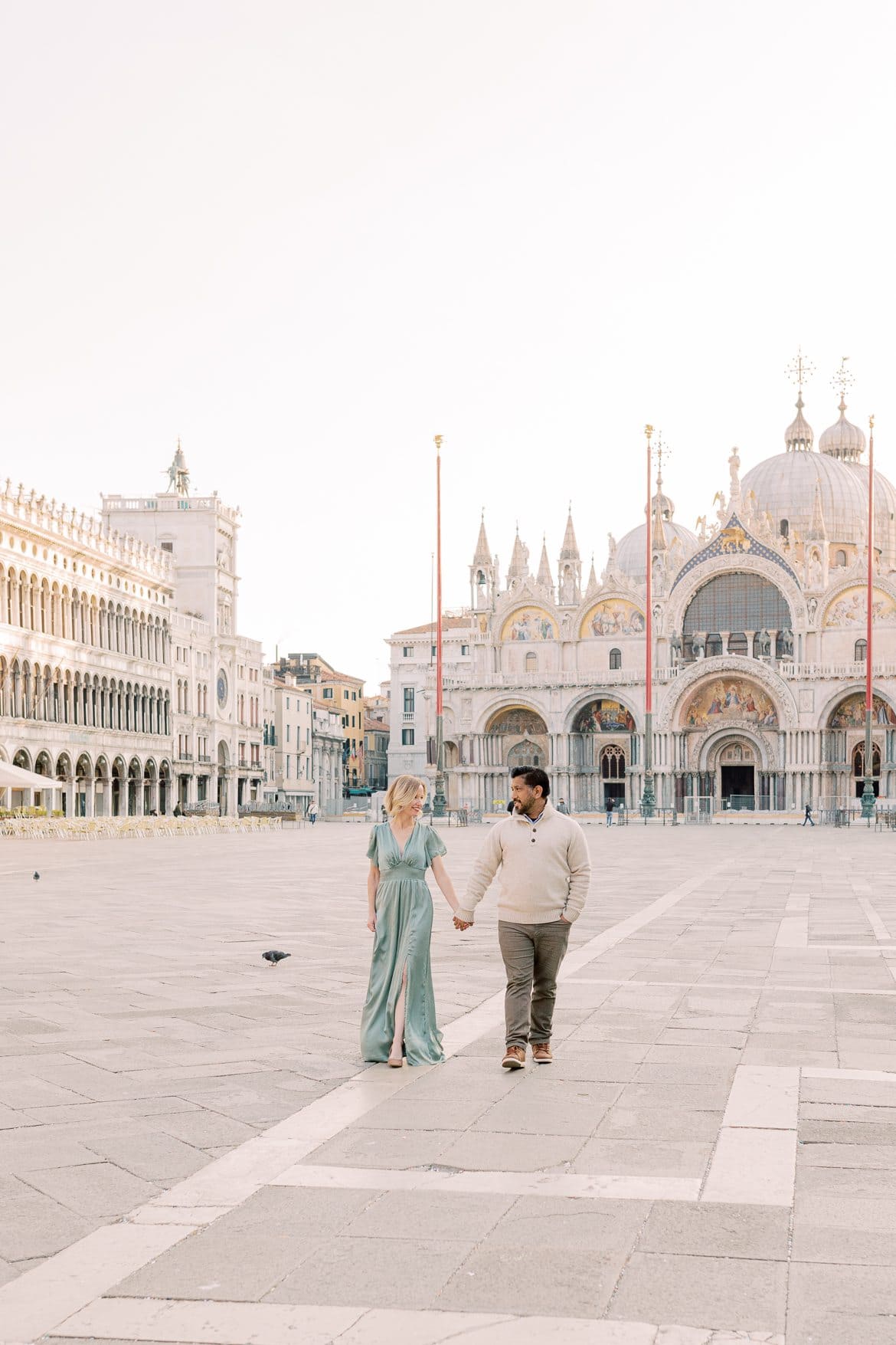 Paar auf dem Markusplatz in Venedig, Italien