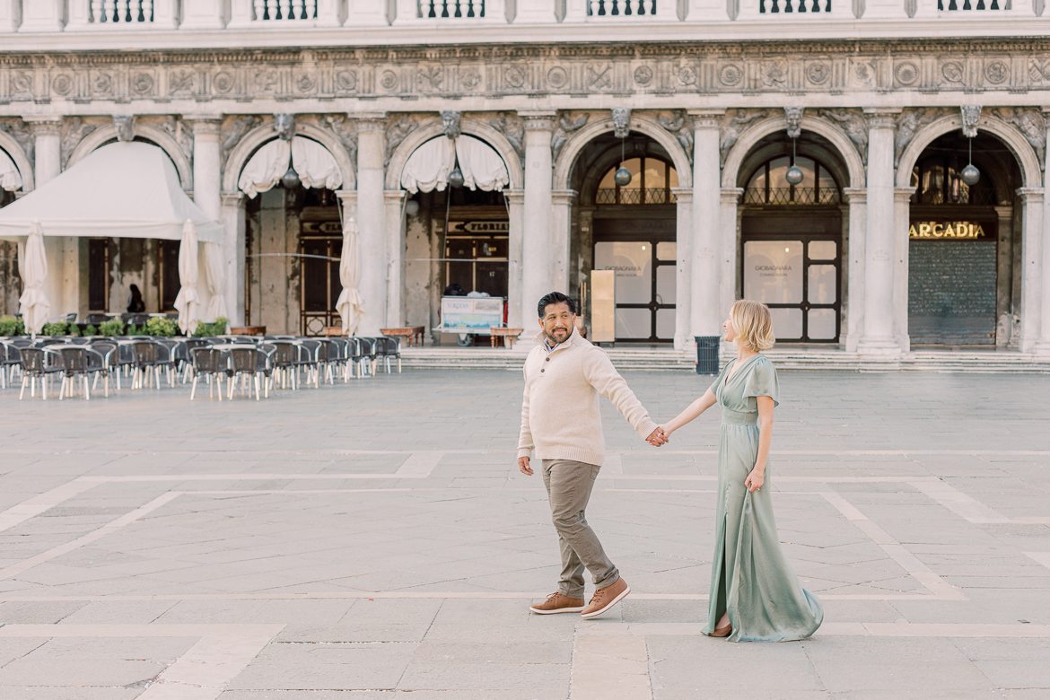 Paar auf dem Markusplatz in Venedig, Italien