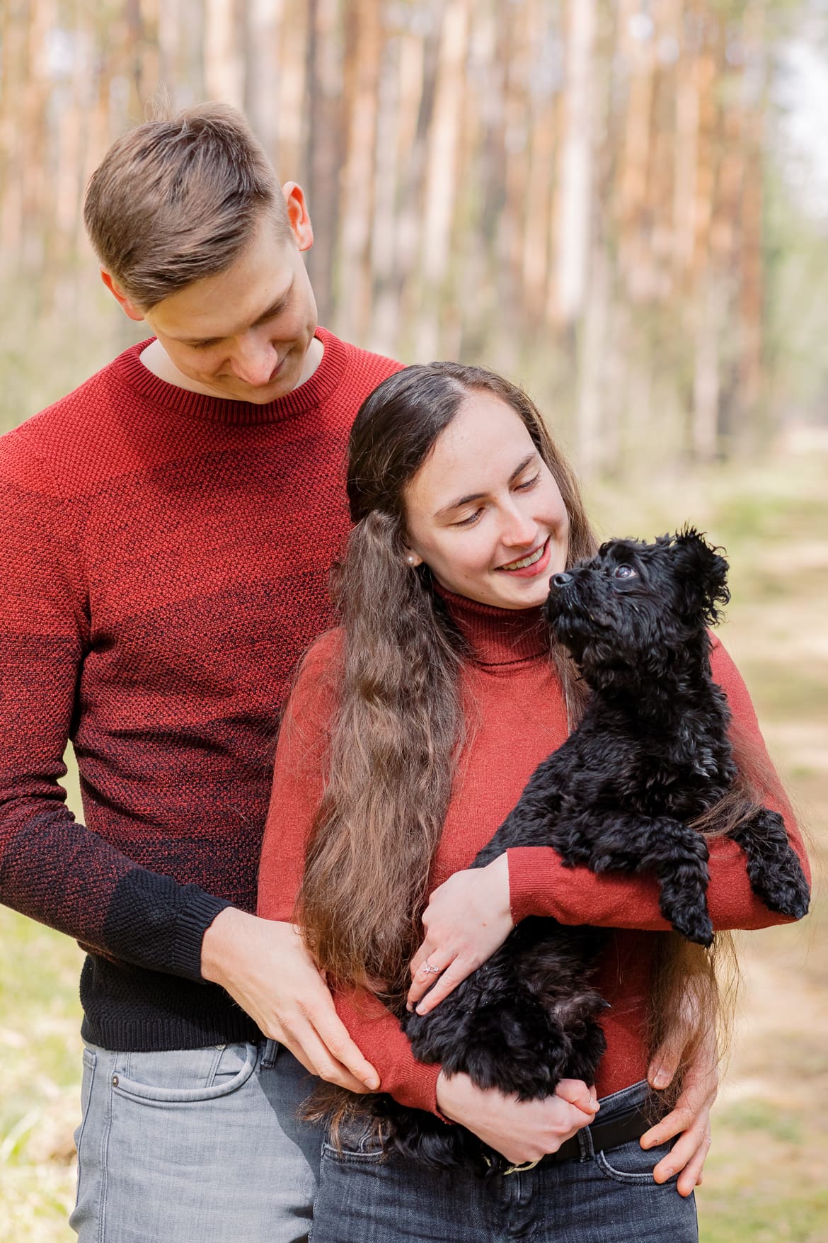 Ein junges Paar schaut auf seinen Hund