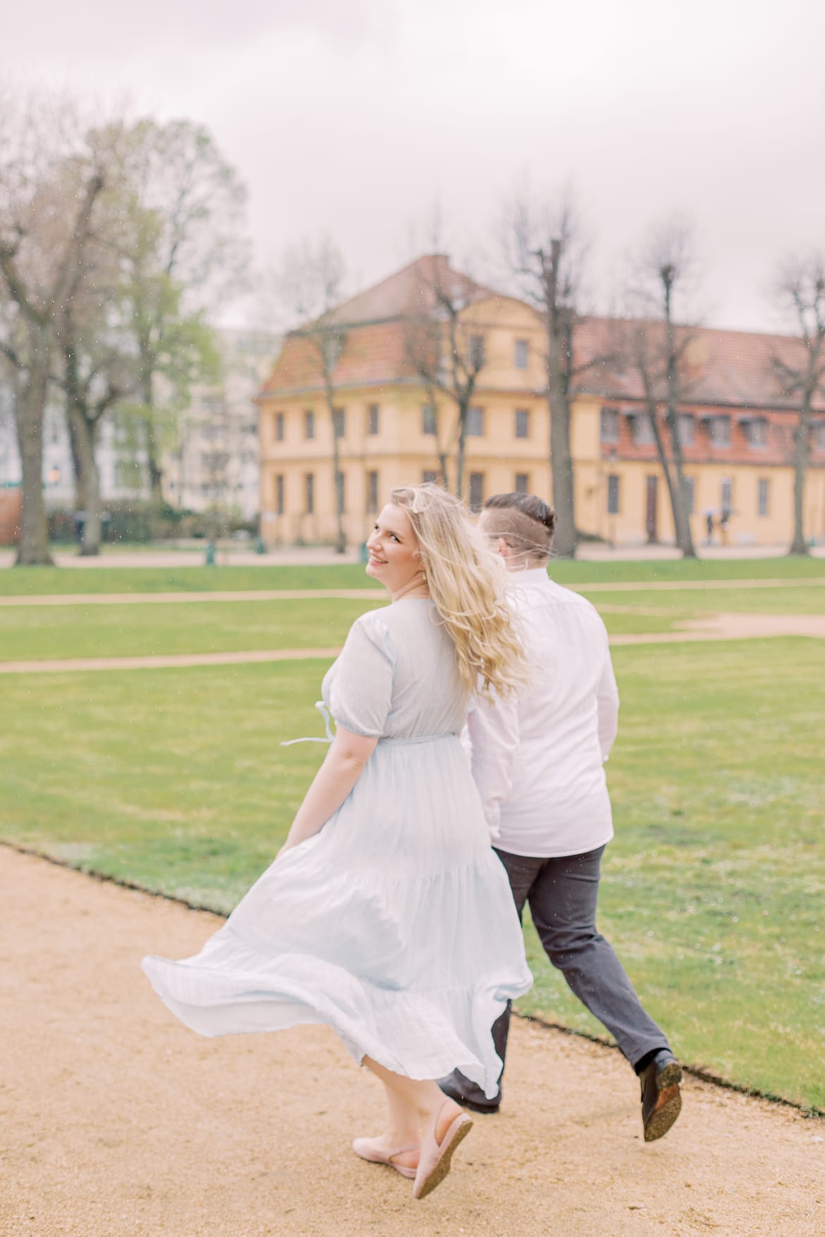 Ein Pärchen rennt durch einen Park