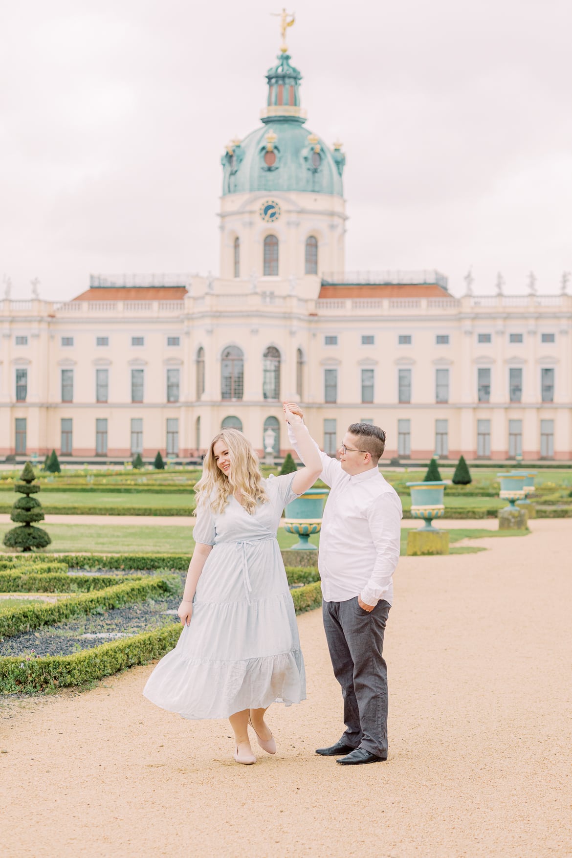 Ein Paar tanzt im Park Schloss Charlottenburg