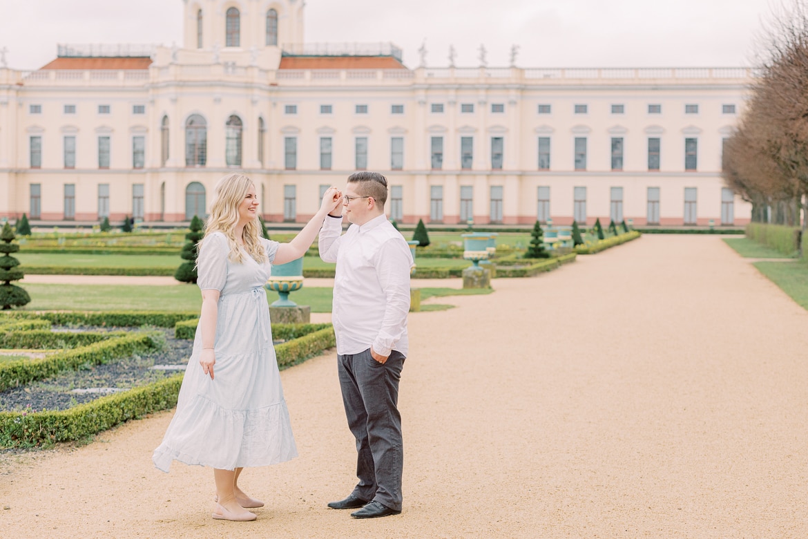 Ein Paar tanzt im Park vom Schloss Charlottenburg