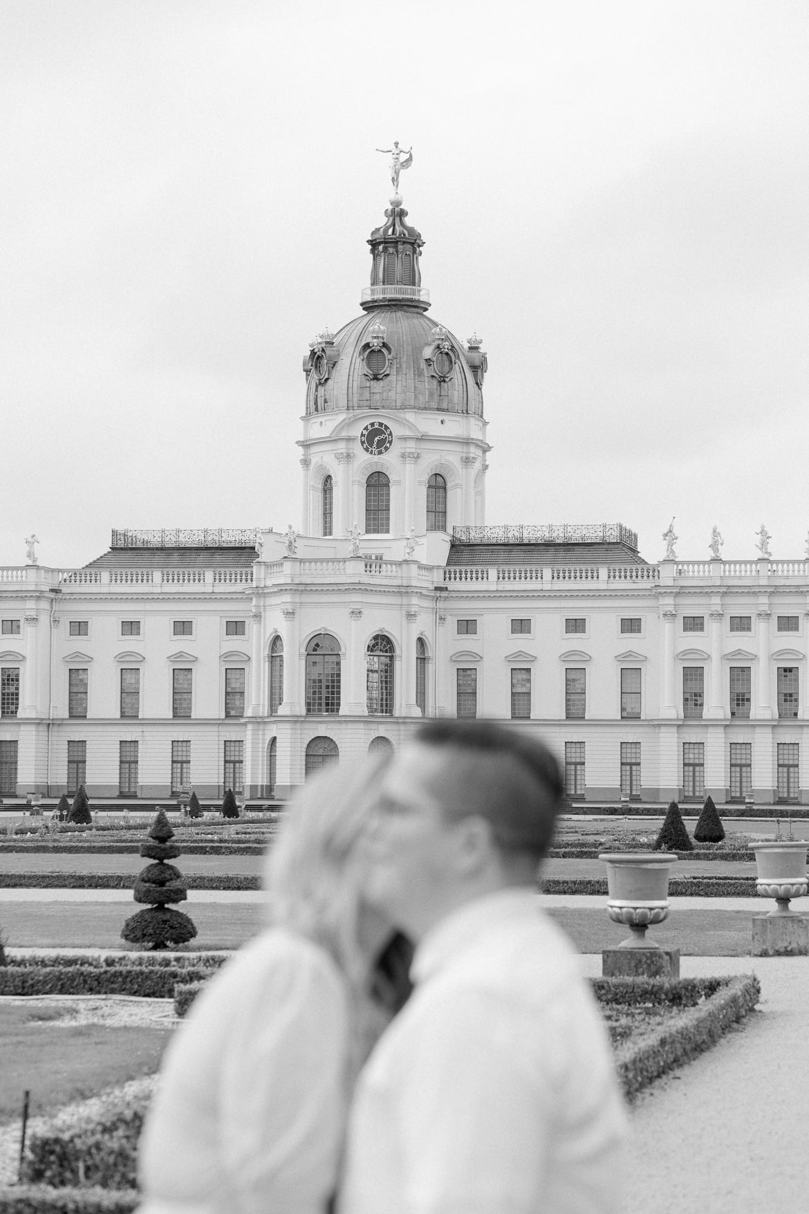 Ein Paar ist verschwommen vor dem Schloss Charlottenburg