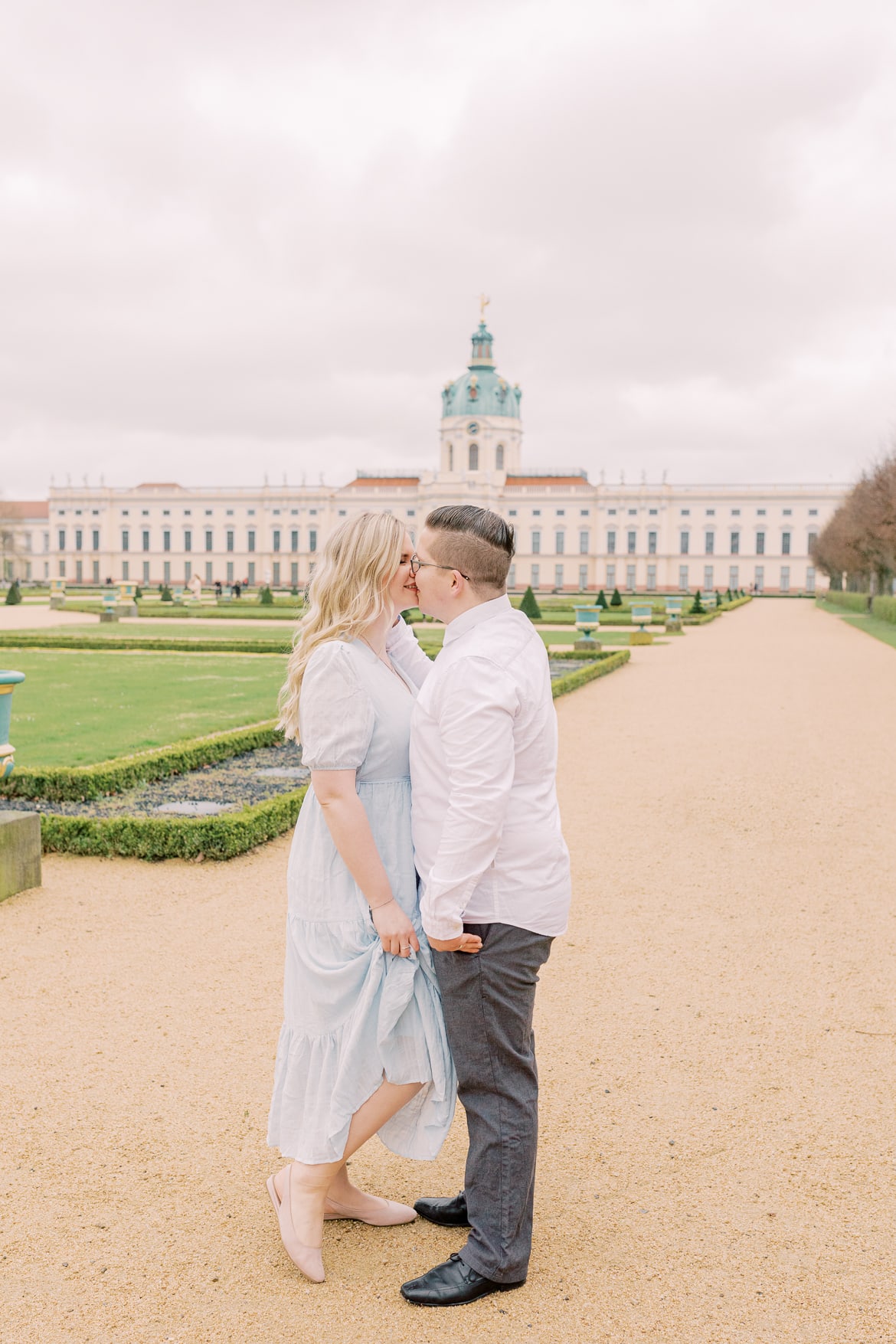 Ein Mann und eine Frau küssen sich im Park vom Schloss Charlottenburg