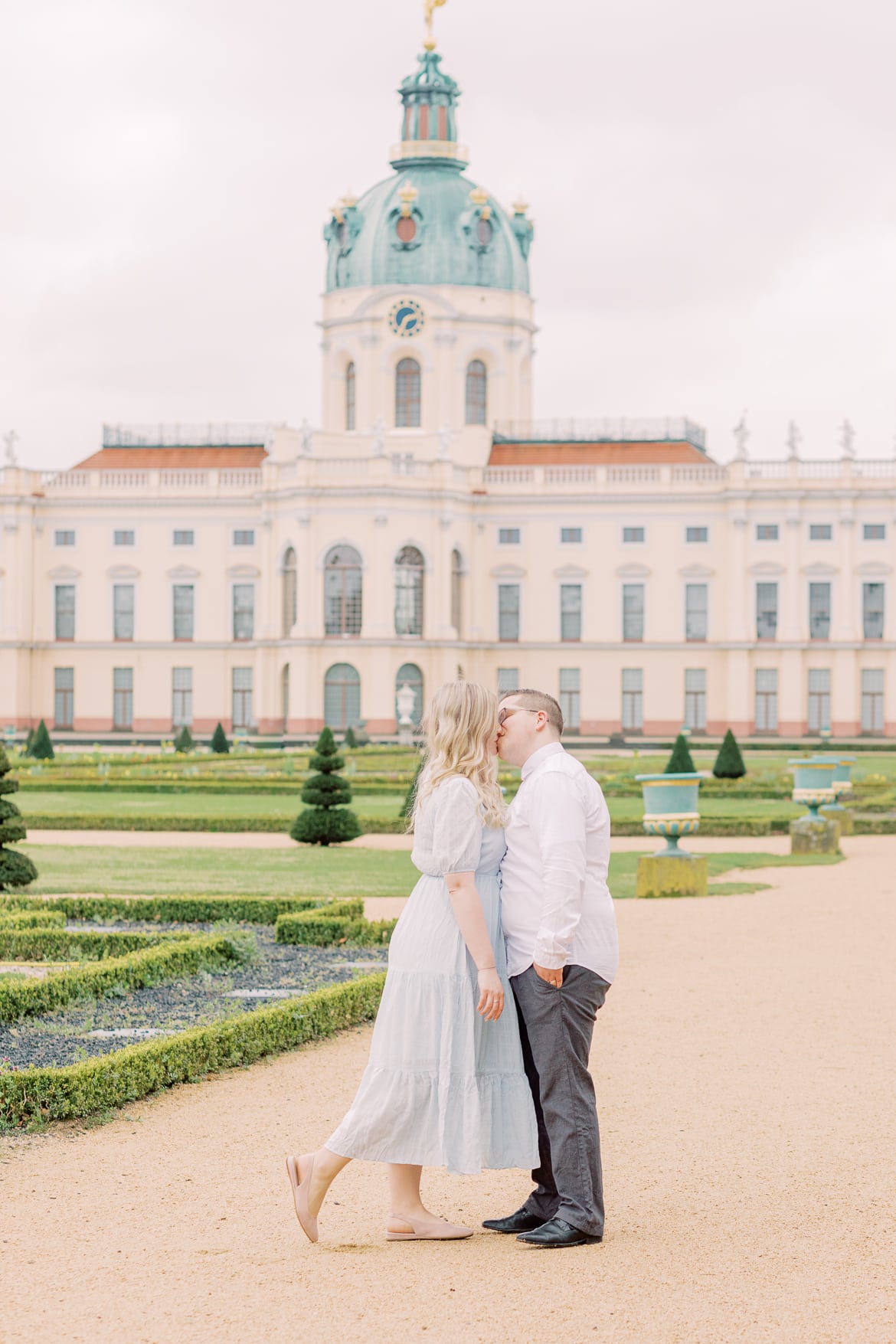 Ein Paar küsst sich im Park Schloss Charlottenburg